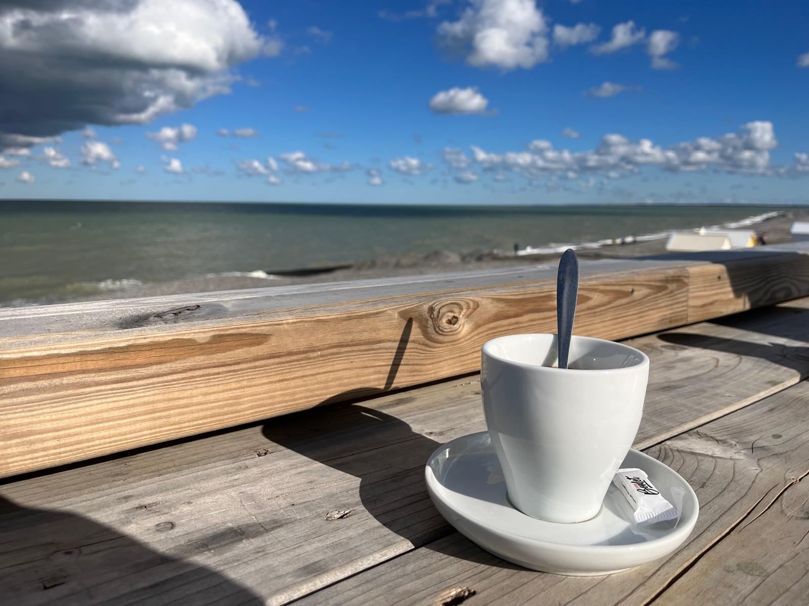 Café face à la mer sur le front de mer de Cayeux