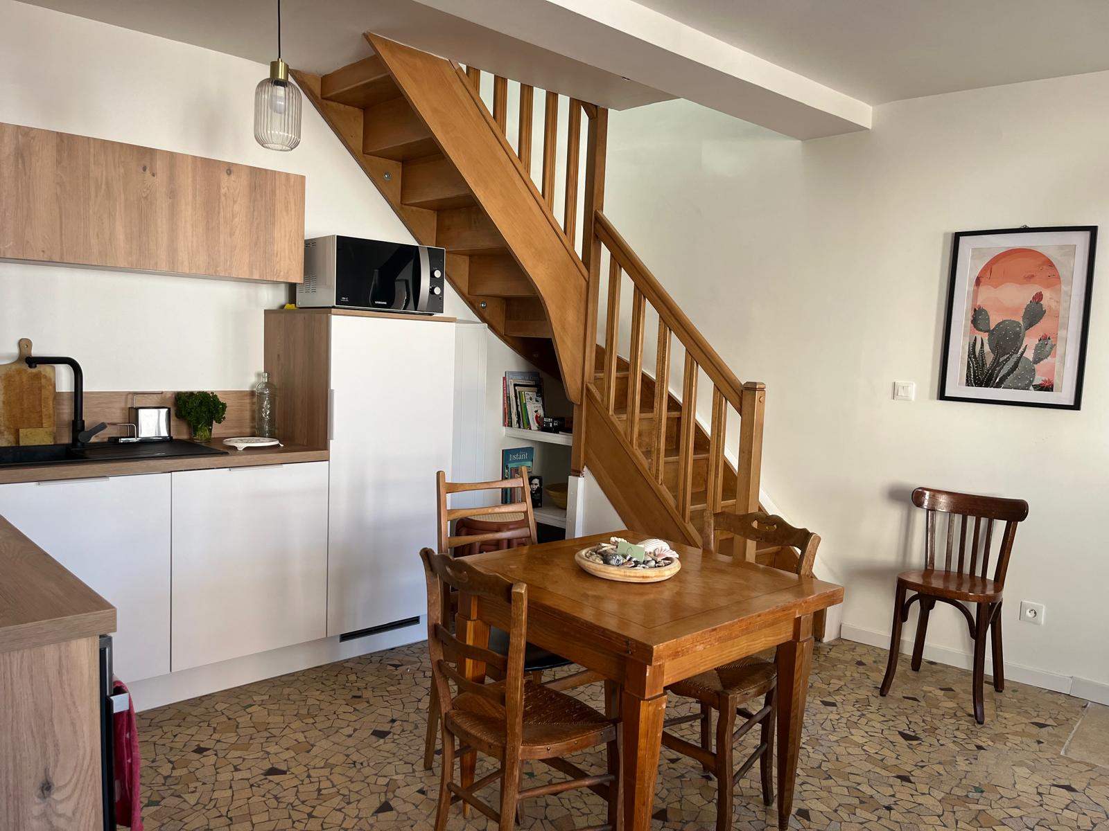 Cuisine ouverte et escalier en bois