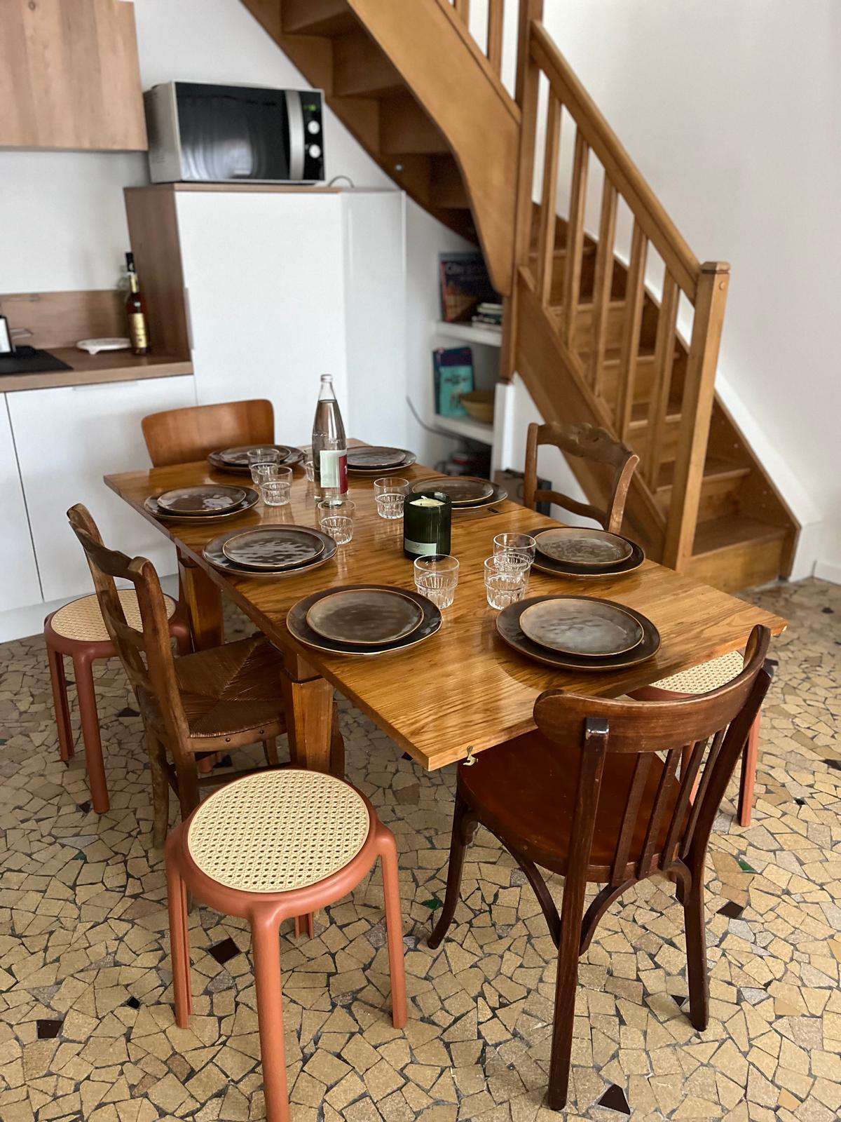 Salle à manger conviviale sous l'escalier