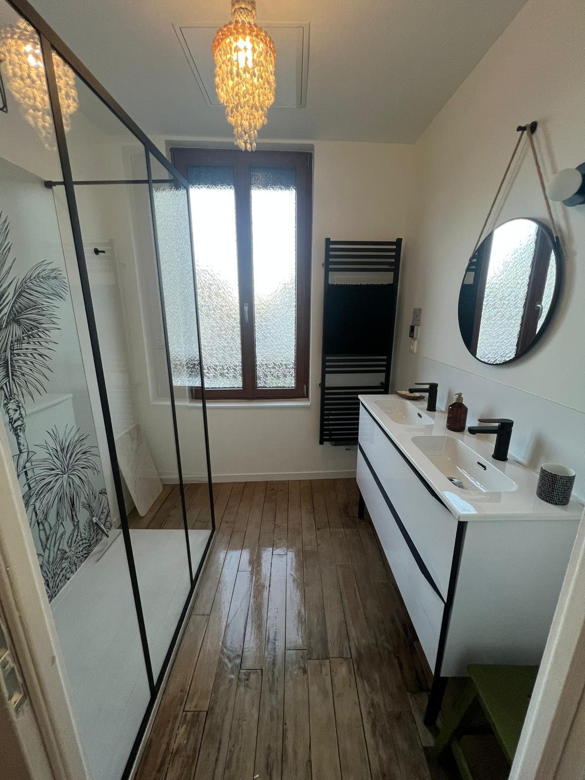 Salle de bain lumineuse avec douche à l'italienne