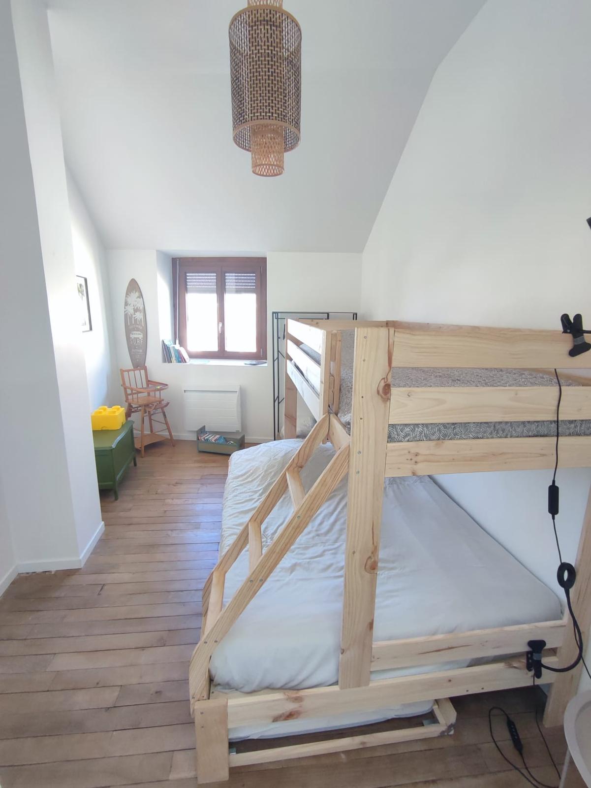 Chambre d'enfants avec lits superposés